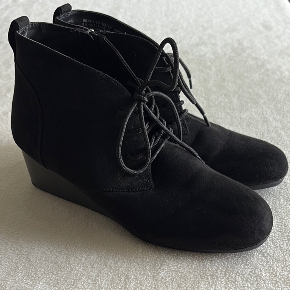 Kenneth Cole Reaction Black Lace Up Wedge Ankle Boots Faux Suede EUC 8.5